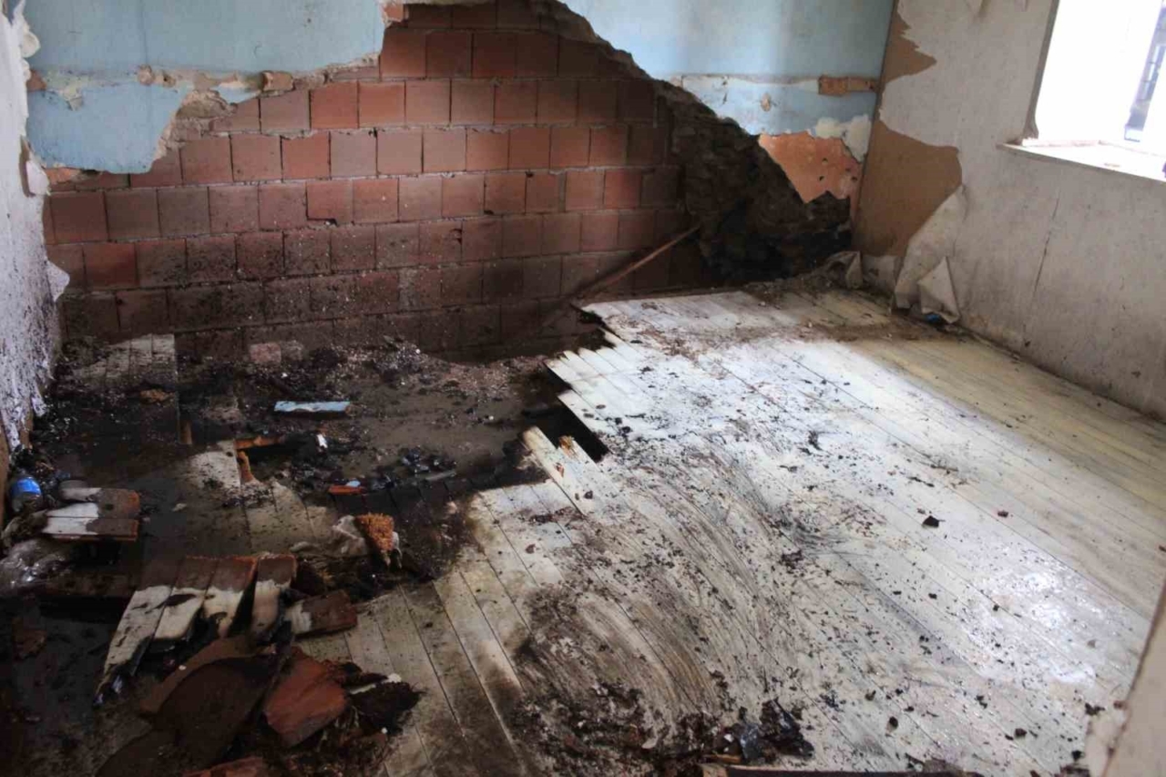 Tahtalar tutuştu, itfaiye harekete geçti 9 Tahtalar tutuştu, itfaiye harekete geçti