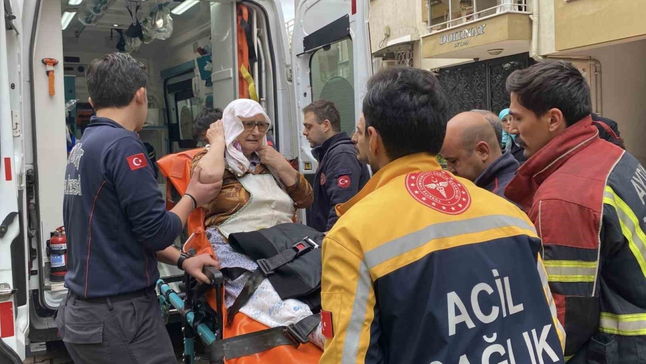 Taziye evine yemek yaparken evini yakıyordu