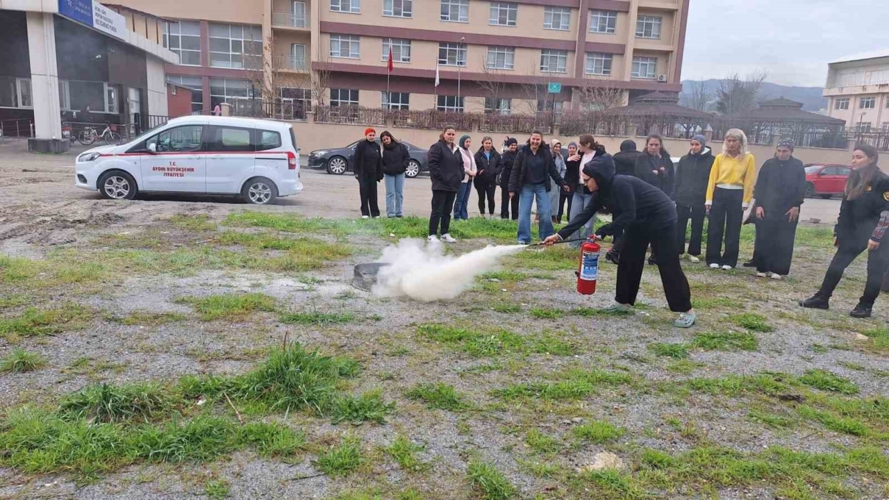 Üniversite öğrencilerine temel yangın eğitimi