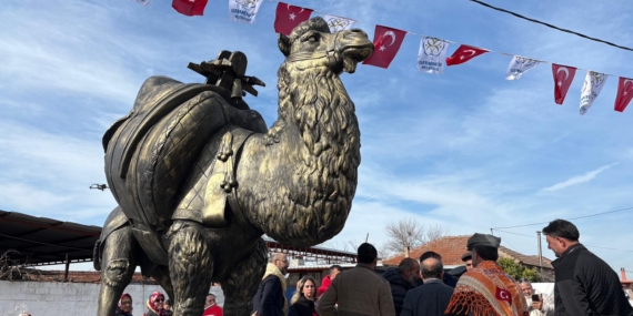 Turanlar Mahallesi’ne Deve Heykeli Açıldı