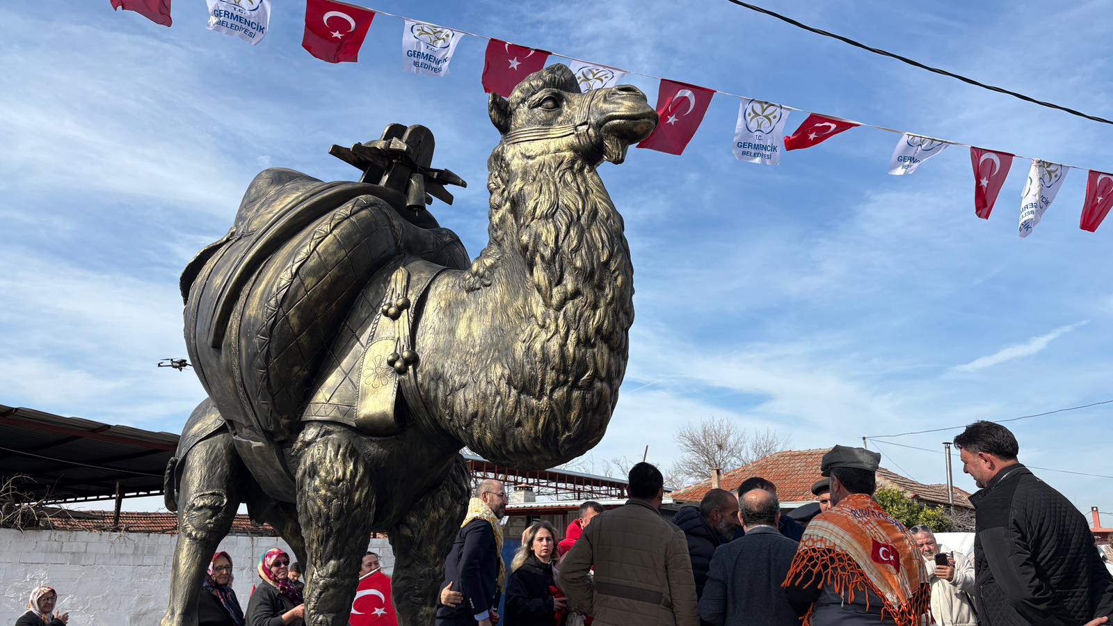 Turanlar Mahallesi’ne Deve Heykeli Açıldı