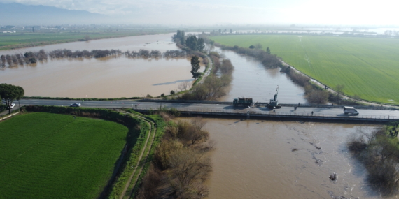 Menderes Nehri İncirliova ilçesinde taştı