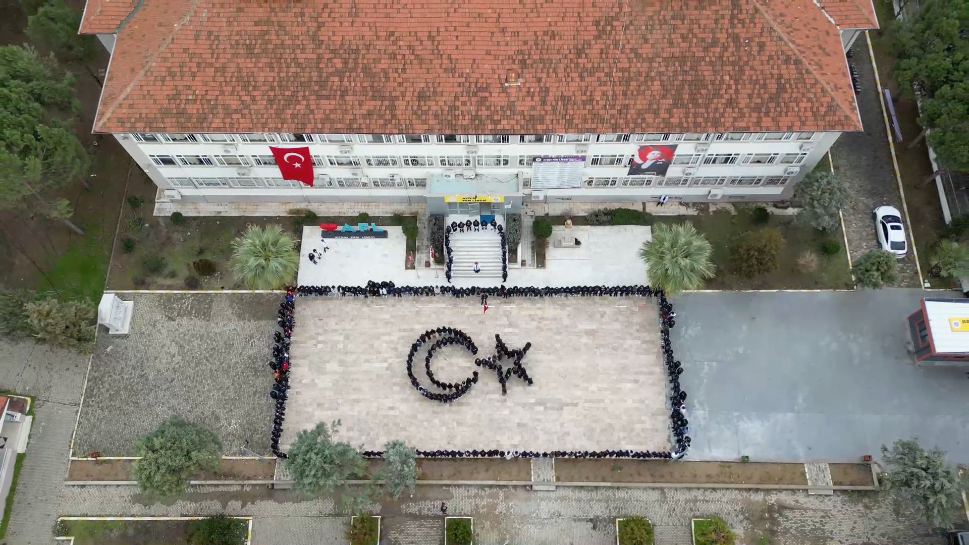 Aydın Fen Lisesi’nde Türk Bayrağı motifi