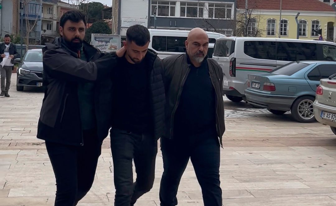 Efeler’de 7 Yıl 6 Ay Hapis Cezası Bulunan Şahıs Yakalandı 3 Efeler’de 7 Yıl 6 Ay Hapis Cezası Bulunan Şahıs Yakalandı
