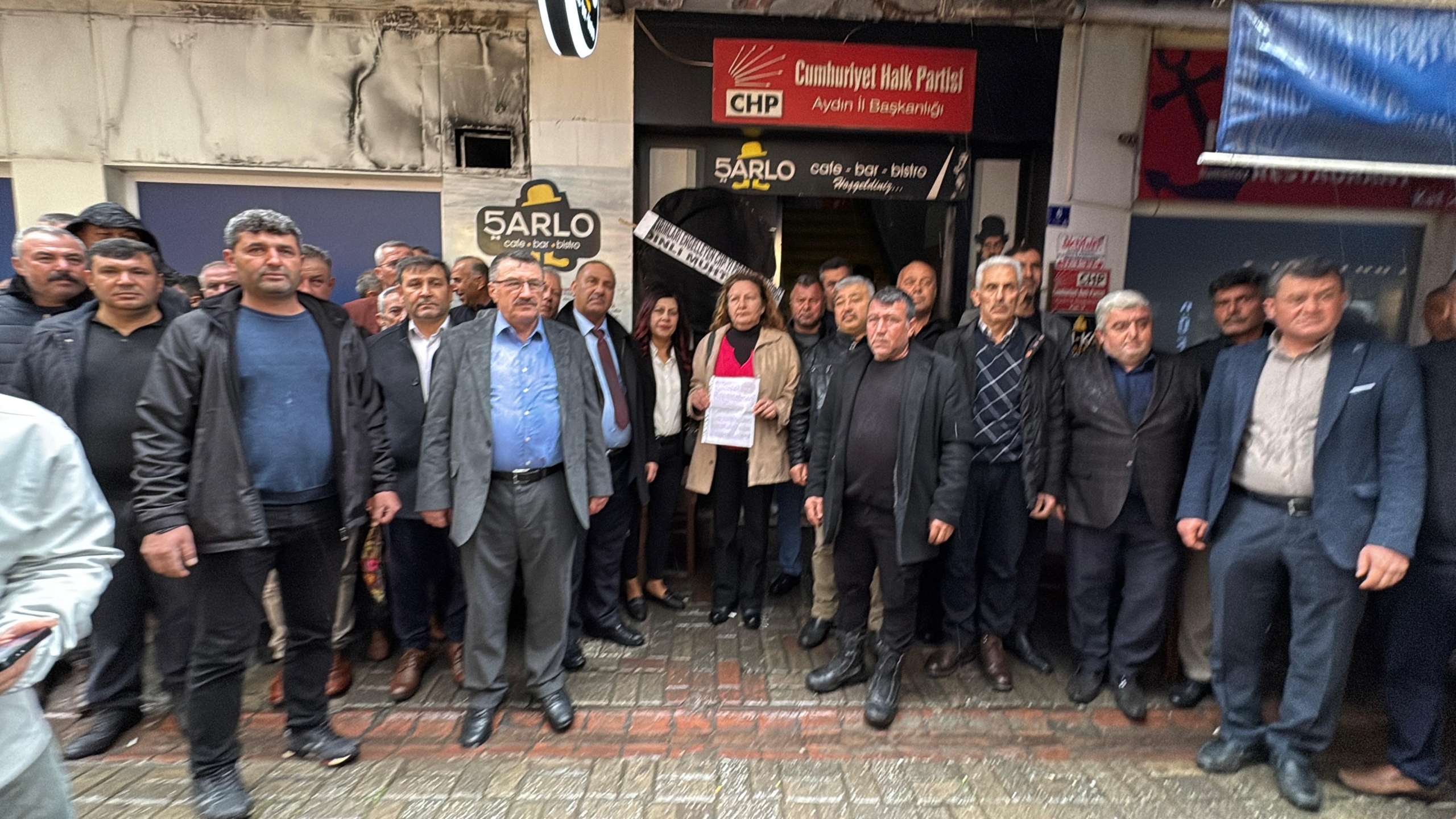 Aydın’da Muhtarlardan CHP İl Başkanlığı Önüne Siyah Çelenk