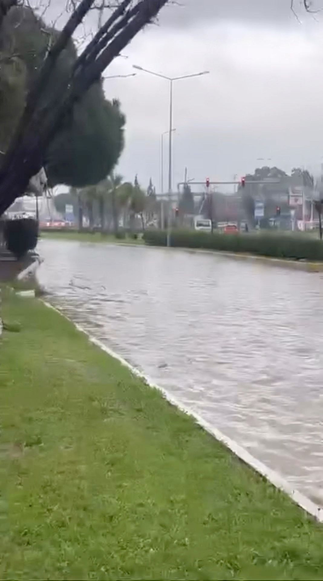 Germencik’te Mahalleleri Sel Bastı, Yol Trafiğe Kapandı