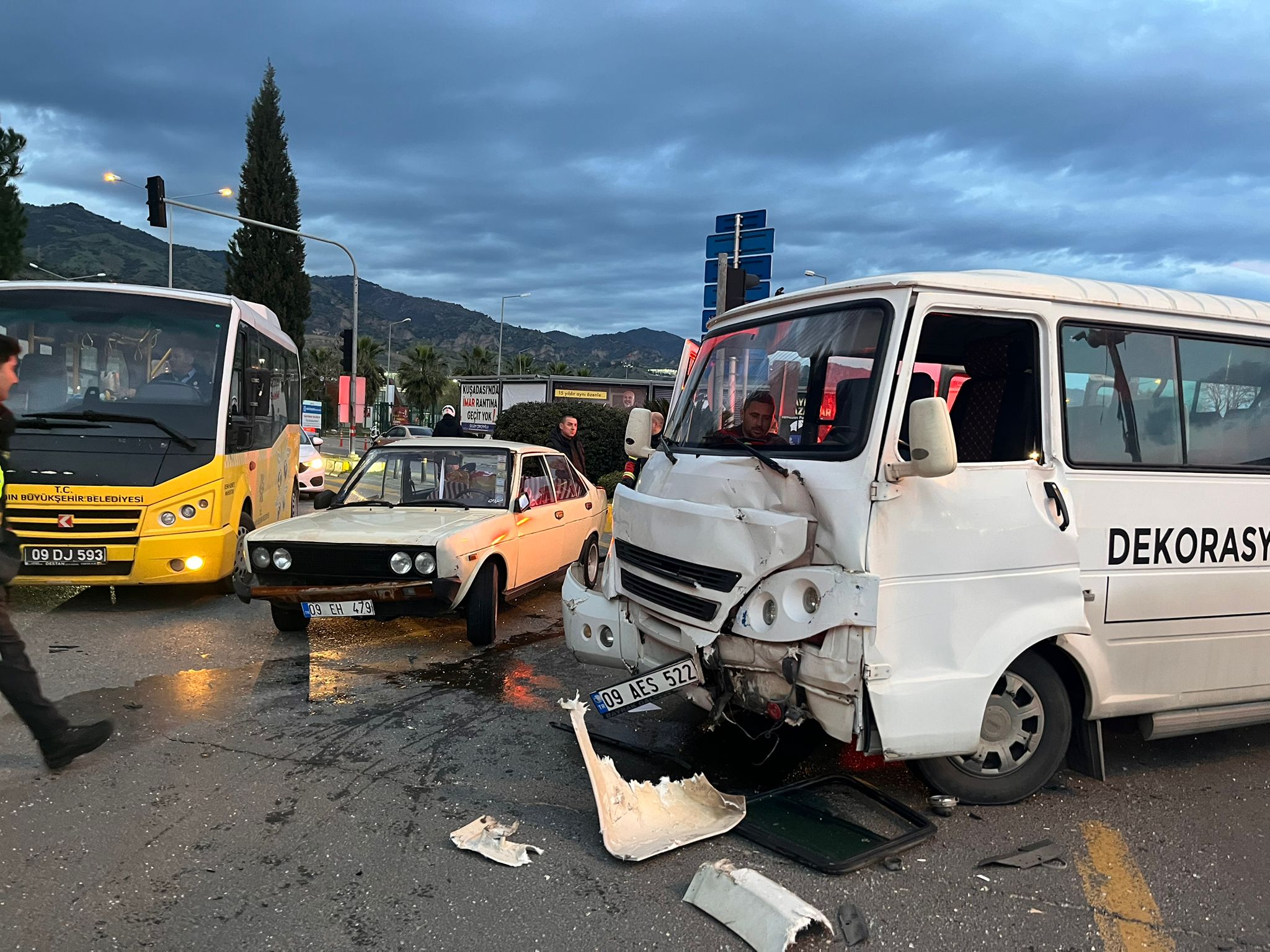 Efeler’de İşçi Servisi ile Otomobil Çarpıştı: 6 Yaralı