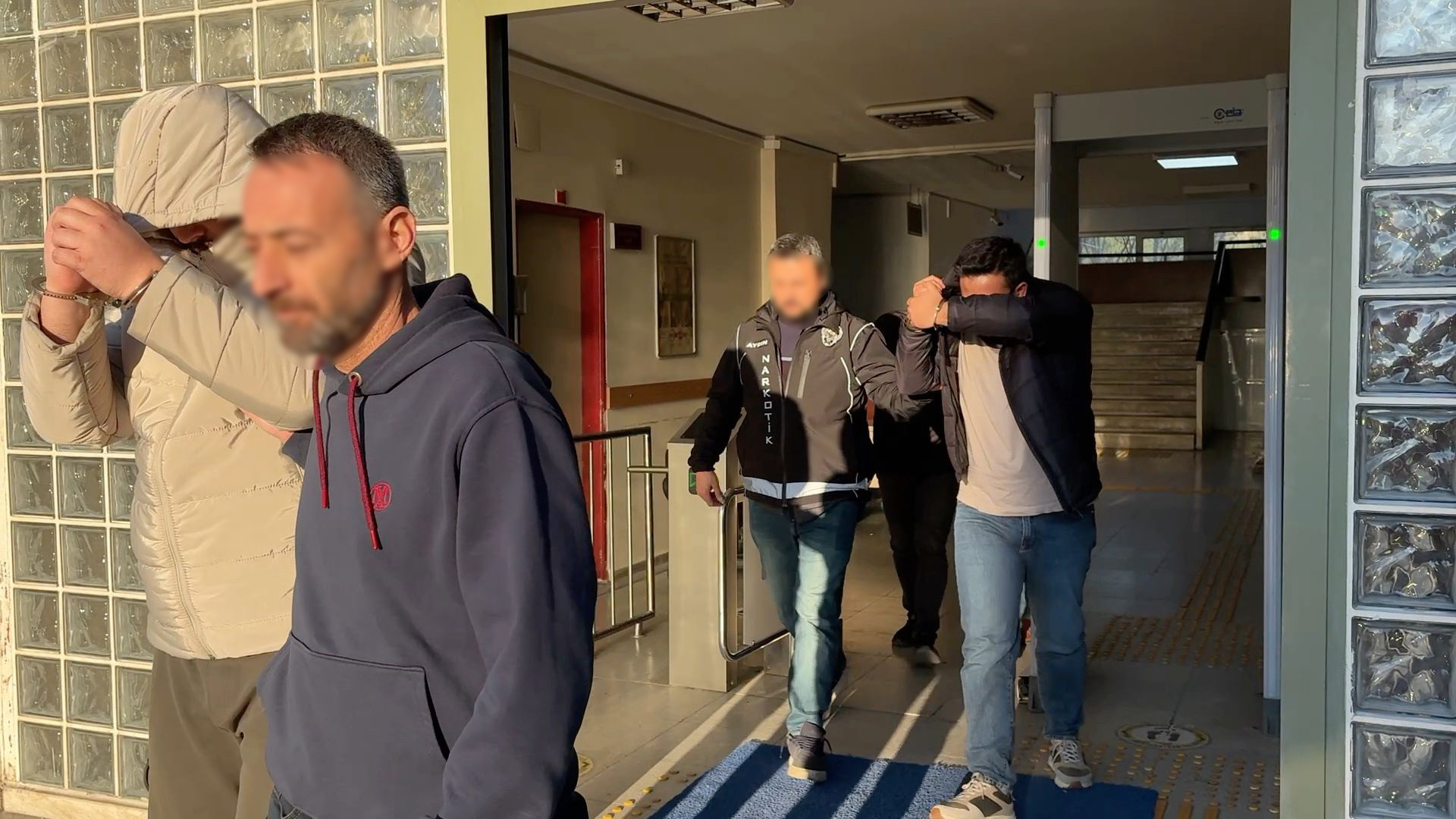 Aydın’da uyuşturucu sevkiyatına baskın: 3 tutuklama 3 Aydın’da uyuşturucu sevkiyatına baskın: 3 tutuklama