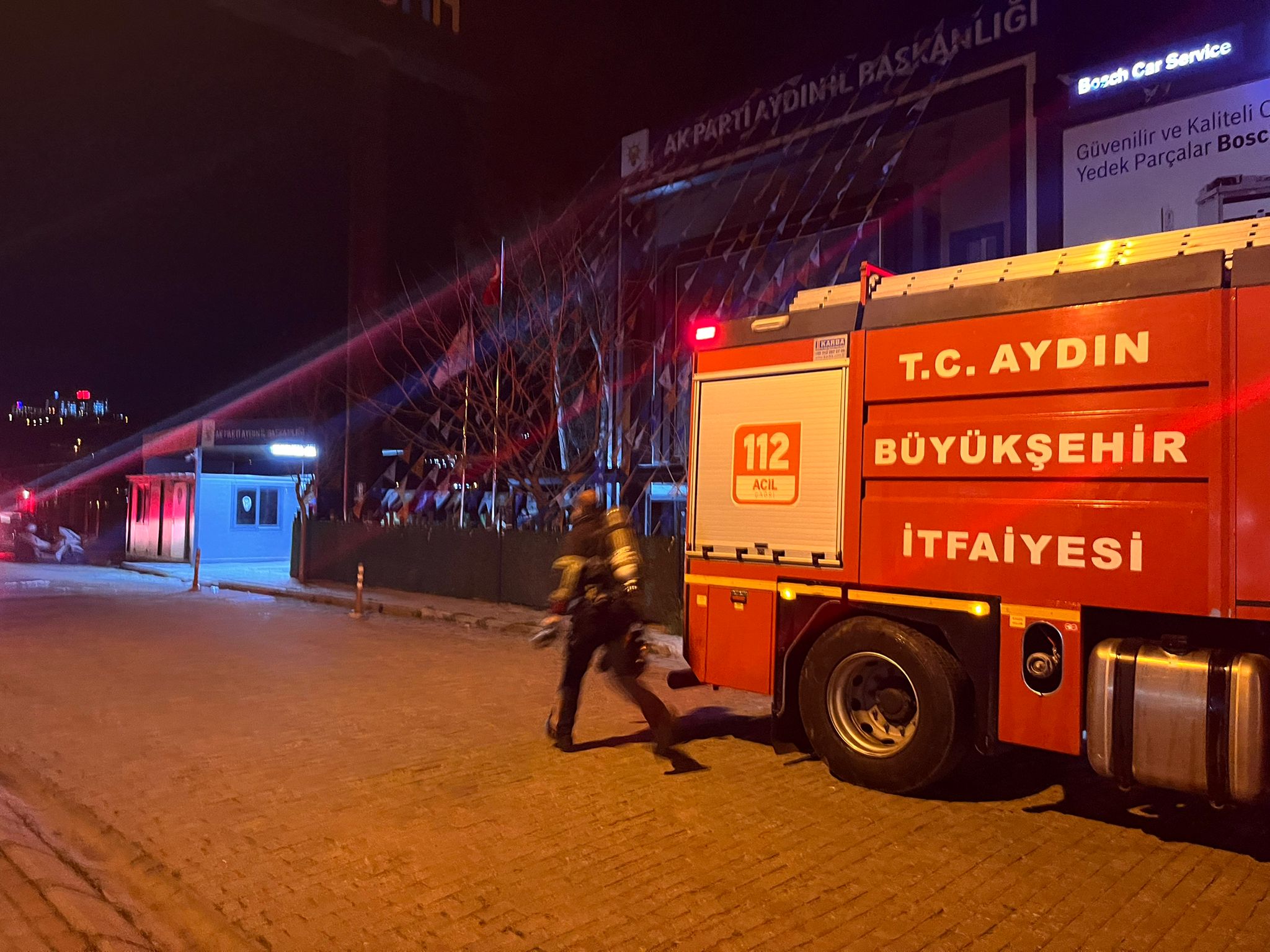 AK Parti il binasında yangın paniği