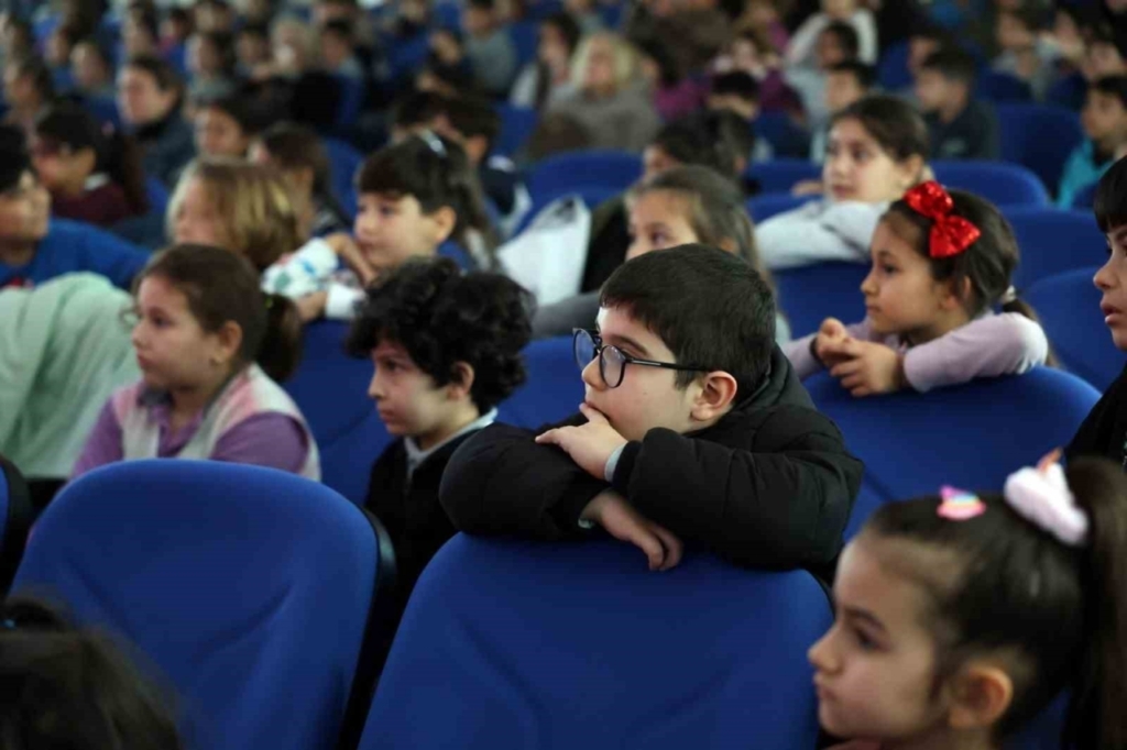 aydin buyuksehir belediyesinden cocuklara tiyatro soleni 8ed5ff9f450a
