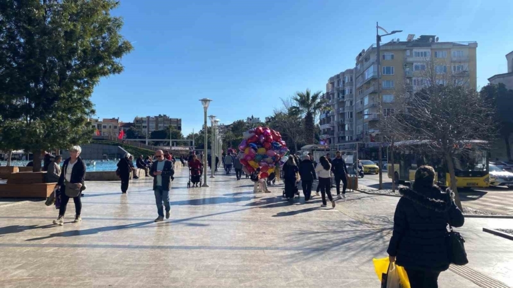 aydinda gunes yuzunu gosterdi carsiya bahar havasi geldi bdc328076ebe