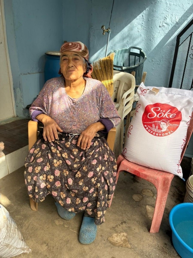 aydinda ilk leylegi gordu bir cuval unu kapti 7373d7c37b84