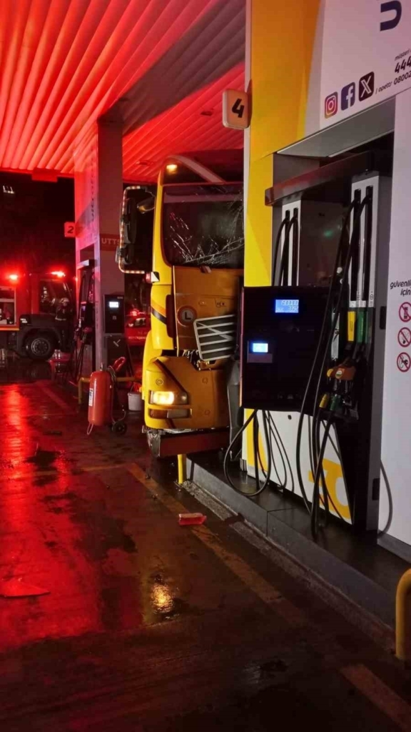 Aydın’da vinç akaryakıt istasyonuna daldı 4 aydinda vinc akaryakit istasyonuna daldi 643b27e8b763
