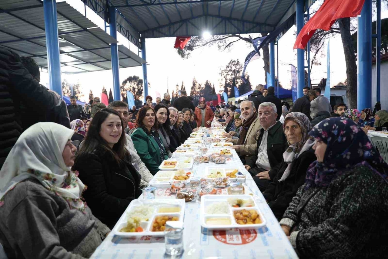 Başkan Çerçioğlu İncirliova’da kurulan iftar sofrasında vatandaşlarla bir araya geldi 1 baskan cercioglu incirliovada kurulan iftar sofrasinda vatandaslarla bir araya geldi 6258491eb7e3