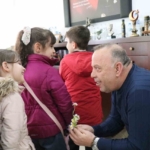 Başkan Özel, minik öğrencilerle bir araya geldi