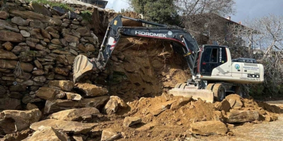 Bozdoğan’da yağmur nedeniyle göçen duvara belediyeden müdahale