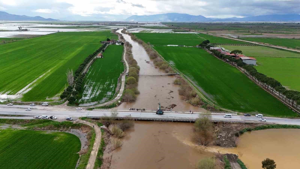 Büyük Menderes nehri, köprü seviyesine yükseldi