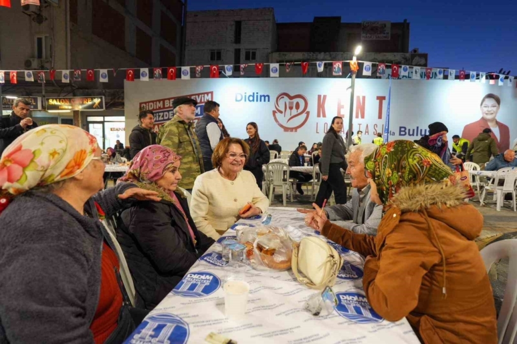 didimde vatandaslar didim belediyesinin iftar sofralarinda bir araya geldi 131a76f4364e