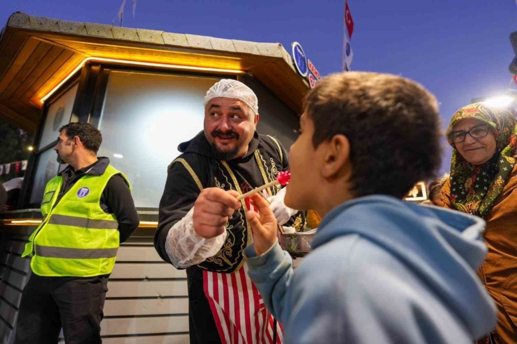 didimde vatandaslar didim belediyesinin iftar sofralarinda bir araya geldi f3065b26b719