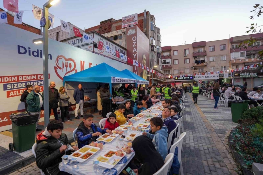 didimde vatandaslar didim belediyesinin iftar sofralarinda bir araya geldi f91921e7660e