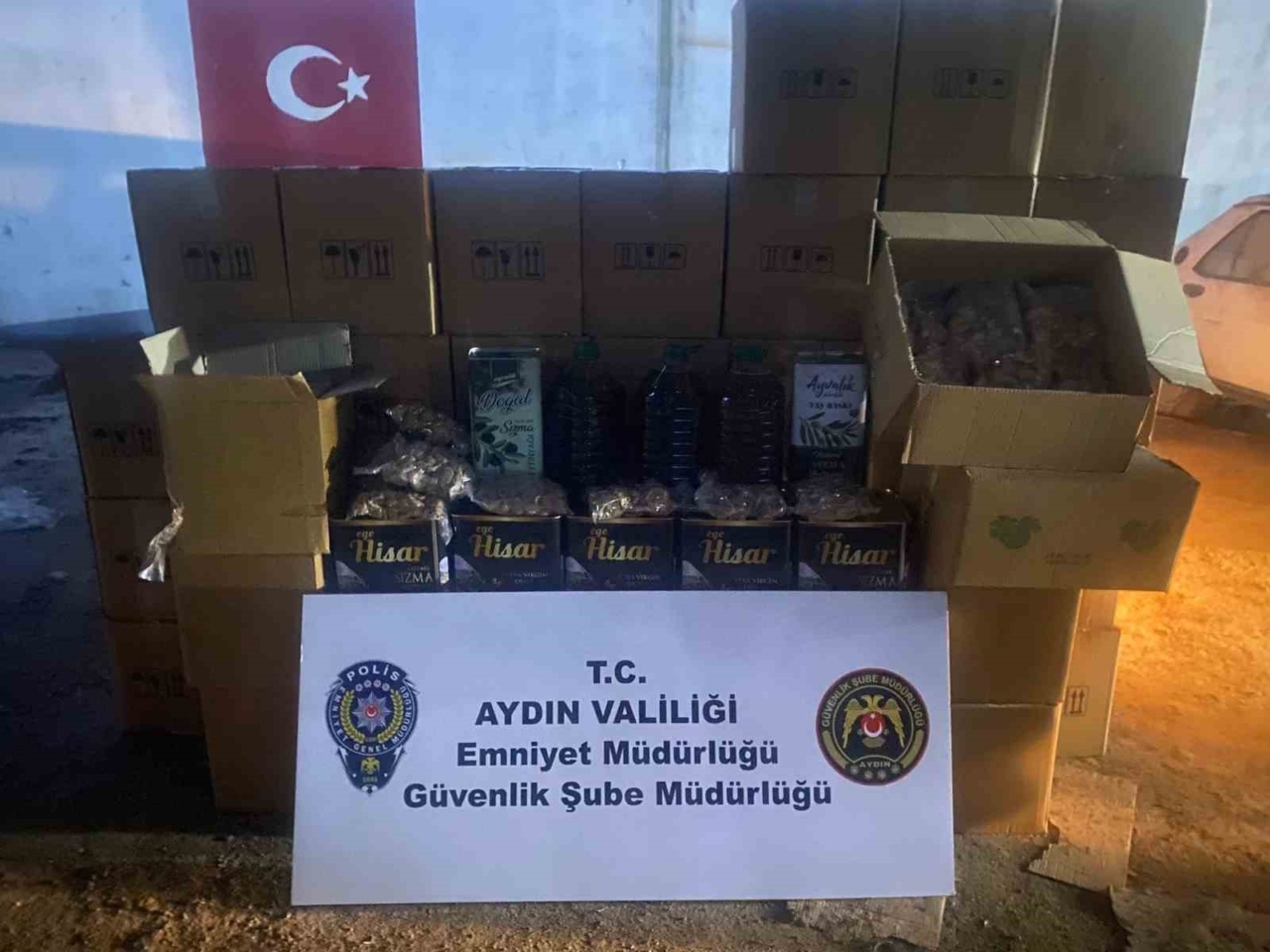 Durdurulan araçtan litrelerce tağşiş zeytinyağı çıktı 6 Durdurulan araçtan litrelerce tağşiş zeytinyağı çıktı