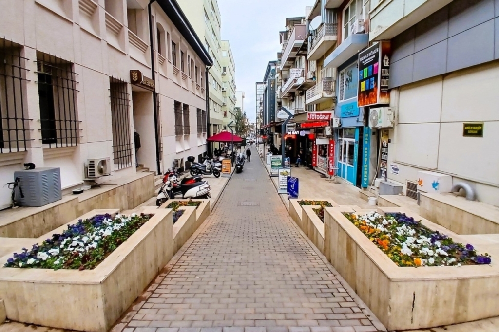 efeler belediyesinden cicek duzenlemesi 42187852369d
