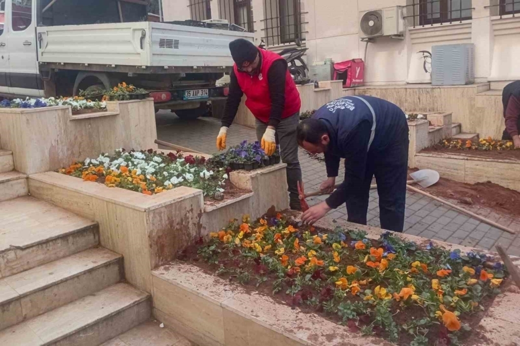 efeler belediyesinden cicek duzenlemesi a7b19e1e634a