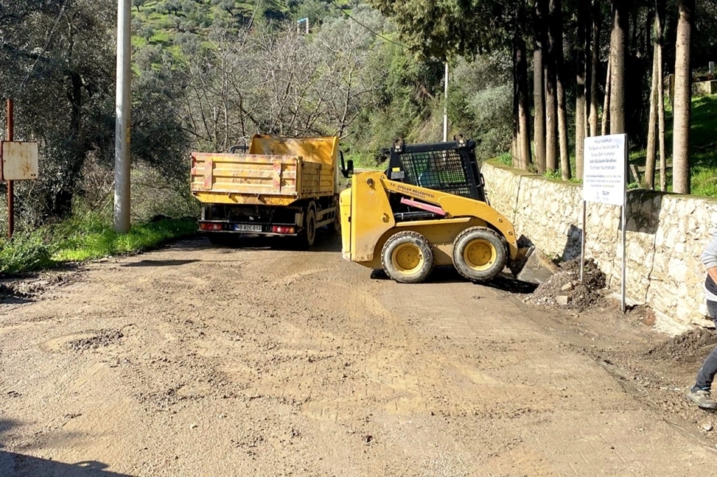 Efeler’de Yağış Mesaisi: Kapanan Yollar Hızla Trafiğe Açıldı! 5 efelerde kapanan yollar aciliyor f74d9bf5c156