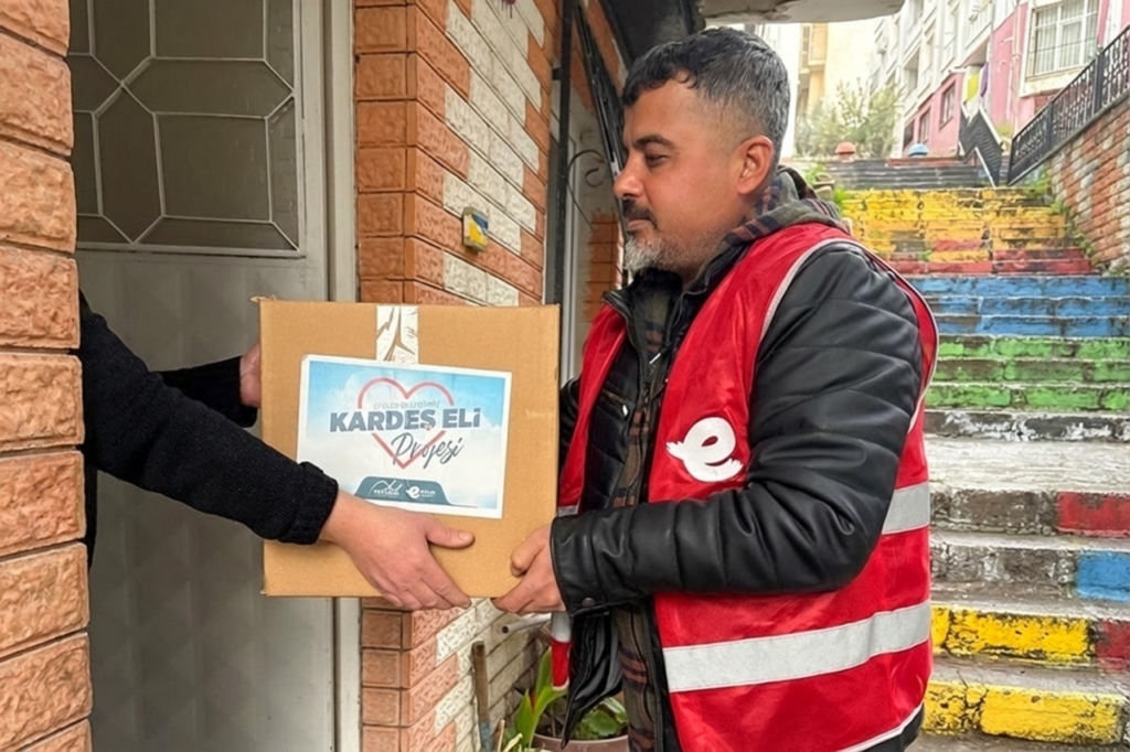 Efeler’de vatandaşlara gıda desteği 4 efelerde vatandaslara gida destegi 12ba1b84c460