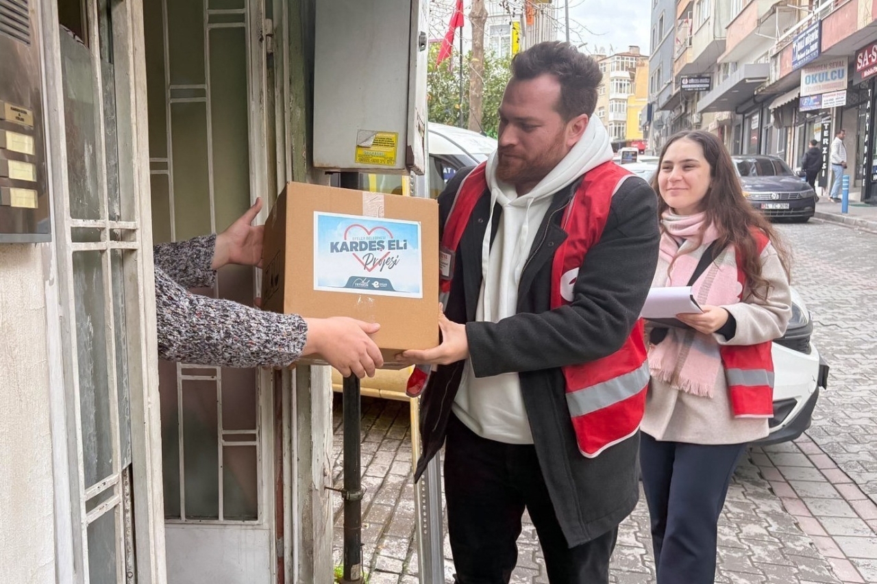 Efeler’de vatandaşlara gıda desteği 1 Efeler’de vatandaşlara gıda desteği