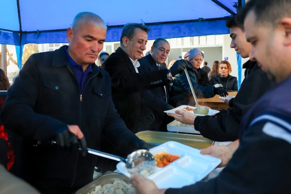 efelerin ilk iftar sofrasi alanli mahallesinde kuruldu 1ada5553f9f9