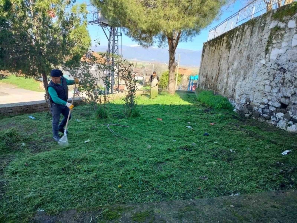 efelerin yesil alanlarinda temizlik calismasi suruyor 3ee8993c1331
