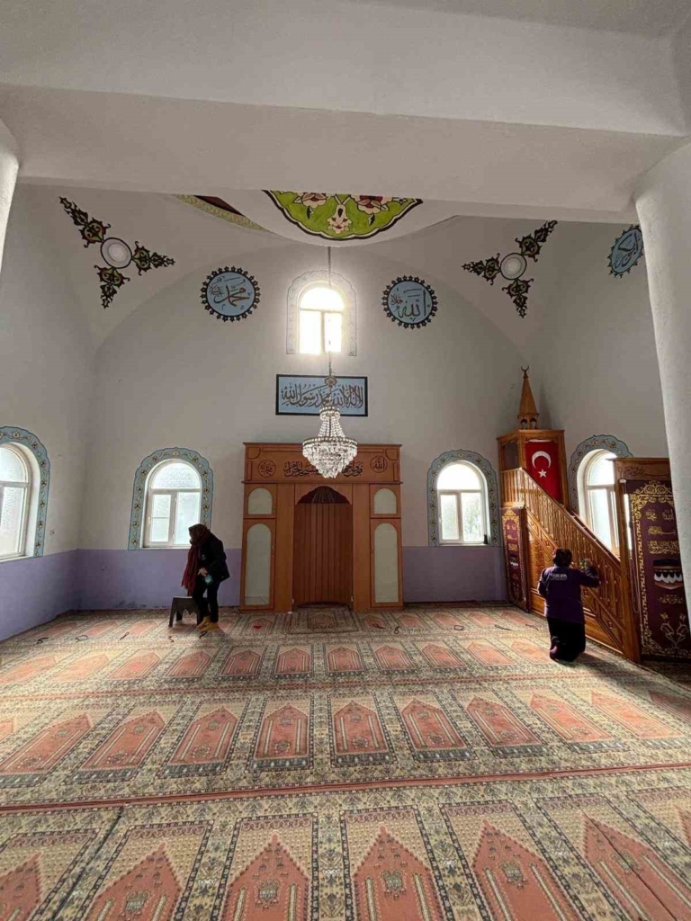 germencikte ramazan ayi oncesi camiler temizlendi 7a2f277344bf
