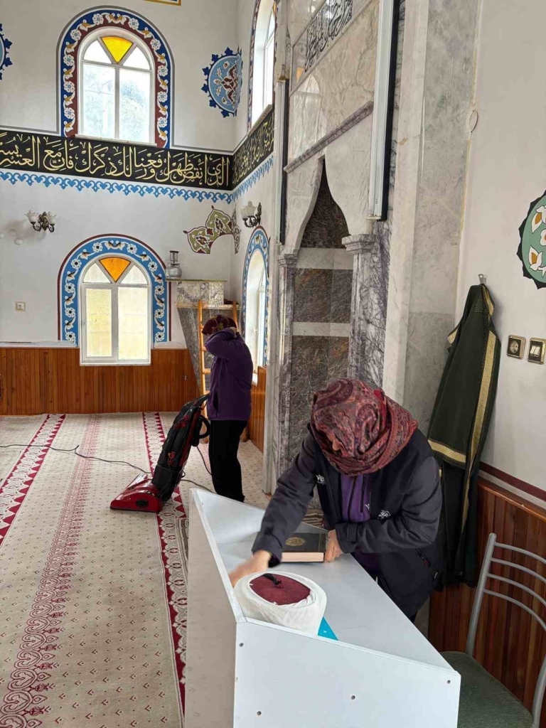 germencikte ramazan ayi oncesi camiler temizlendi 82e935dfa35f