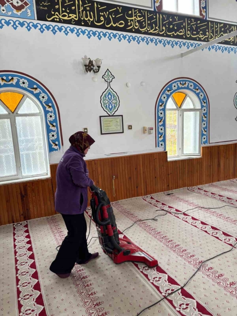 germencikte ramazan ayi oncesi camiler temizlendi d17e152849d4