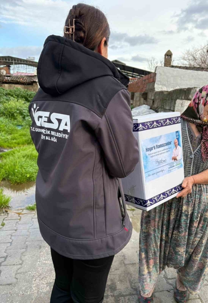 germencikte ramazan kolilerinin dagitimi suruyor ba604b93d396