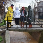 Germencik’te sağanak yağış sonrası başkan çizmeleri giyip sokağa çıktı