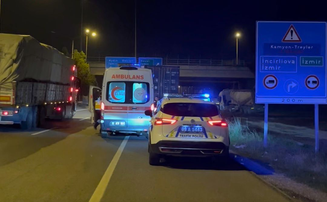 Efeler’de Park Halindeki TIR’a Çarpan Kurye Yaralandı 9 Efeler’de Park Halindeki TIR’a Çarpan Kurye Yaralandı