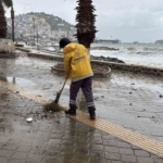 Kuşadası Belediyesi’nden sağanak ve fırtına mesaisi