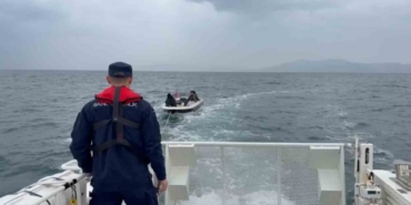 Kuşadası’nda sürüklenen teknedeki iki kişi kurtarıldı