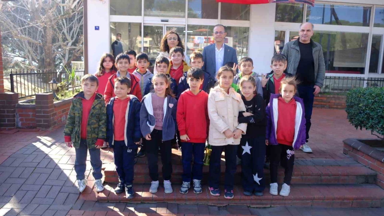 Kuyucak Belediye Başkanı Doğanca, öğrencileri belediyede ağırladı 1 Kuyucak Belediye Başkanı Doğanca, öğrencileri belediyede ağırladı