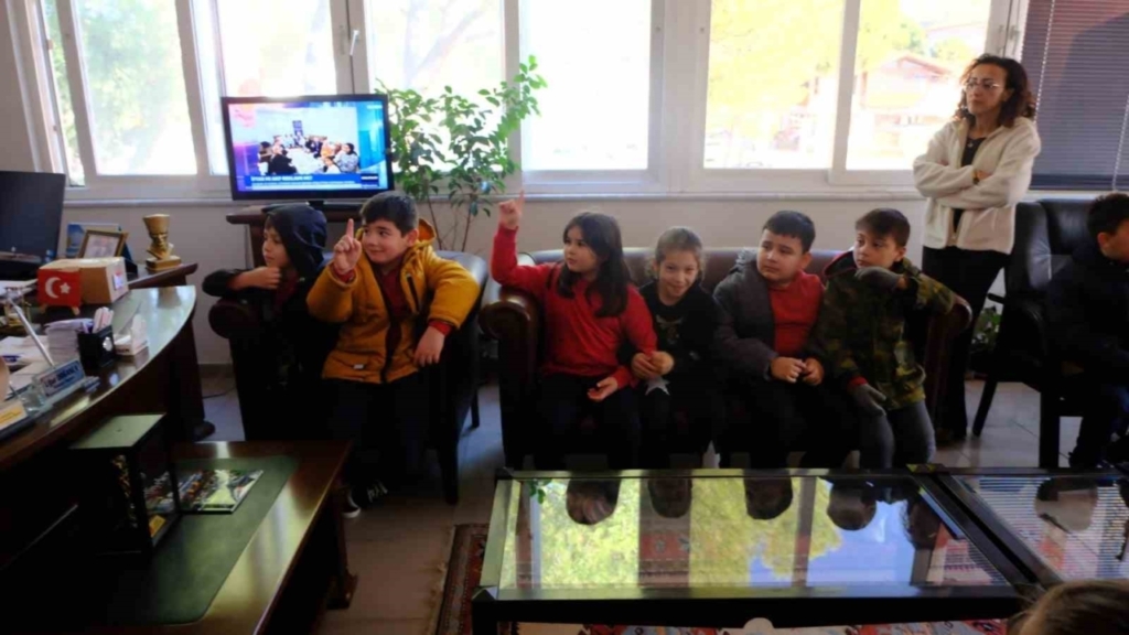 kuyucak belediye baskani doganca ogrencileri belediyede agirladi 4305a8bfabb0