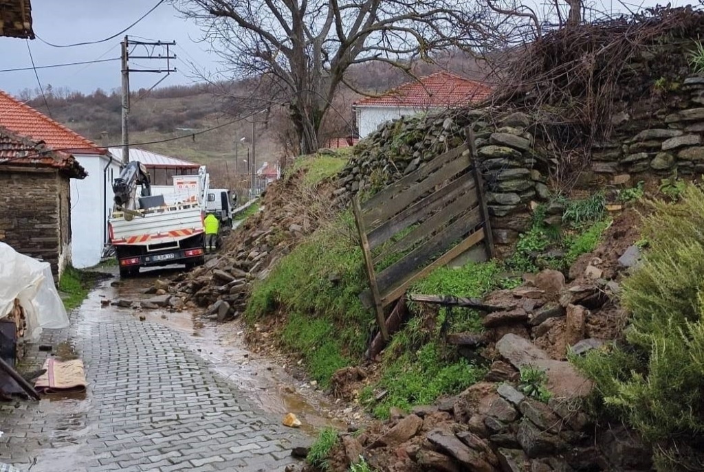 kuyucak belediyesinden yagisla kapanan yollara hizli mudahale 150695d4d671