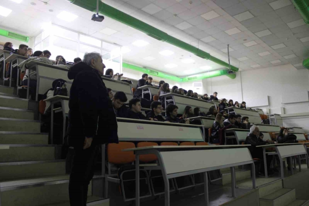 Ortaklar Fen Lisesi İzmir Çıkarması: Gençler Kariyer Yolculuğunda Üniversiteleri Keşfetti 4 lise ogrencileri universiteleri yakindan tanidi 2c26806b1c8d