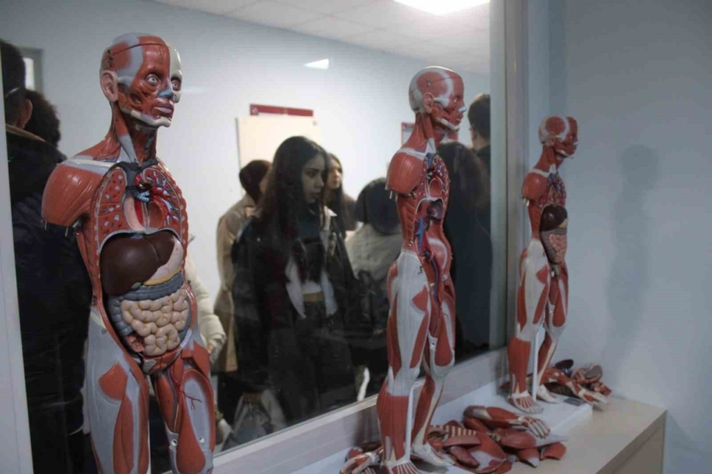 Ortaklar Fen Lisesi İzmir Çıkarması: Gençler Kariyer Yolculuğunda Üniversiteleri Keşfetti 3 lise ogrencileri universiteleri yakindan tanidi 75db1a574f7f