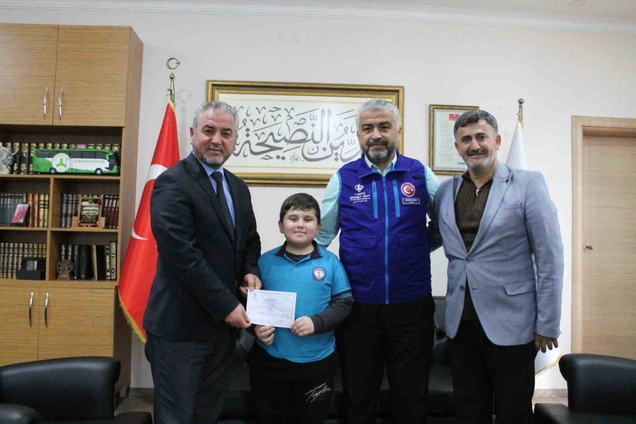 Minik Alparslan kumbarasını Kur’an Kursu için açtı 3 Minik Alparslan kumbarasını Kur’an Kursu için açtı