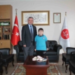 Minik Alparslan kumbarasını Kur’an Kursu için açtı