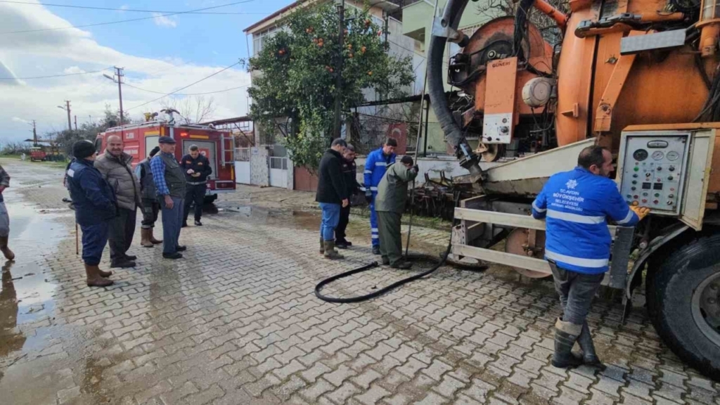 Nazilli’de mahalle sular altında kaldı, ekipler anında müdahale etti 11 nazillide mahalle sular altinda kaldi ekipler aninda mudahale etti 5f9b2a45a87e