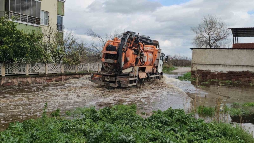 Nazilli’de mahalle sular altında kaldı, ekipler anında müdahale etti 13 nazillide mahalle sular altinda kaldi ekipler aninda mudahale etti f3189d34d6a4