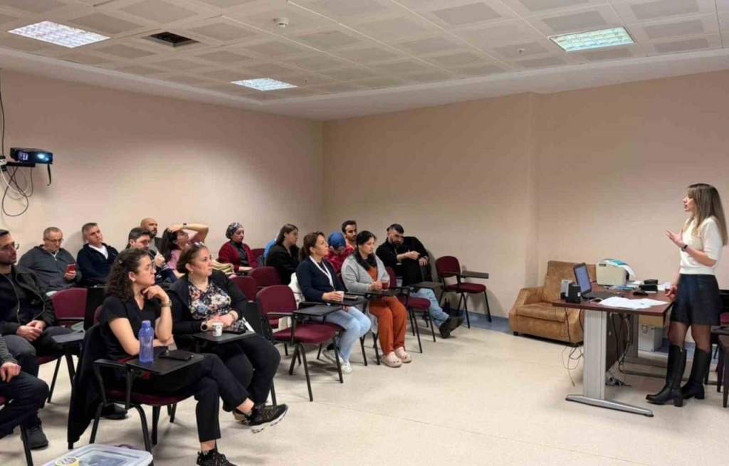 Nazilli Devlet Hastanesi’nde Sağlık Personeline Kritik Eğitim: CPR, Triyaj ve KBRN Bilgileri Güncellendi 2 nazillide saglik calisanlarina egitim 5f7d993e29c8